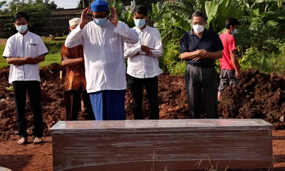 Τζακάρτα: 14 ώρες κράτησε η περισυλλογή πτώματος από κορονοϊό